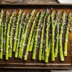 Gerösteter grüner Spargel auf einem Backblech mit Parmesan