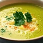 Eine dampfende Schüssel mit grüner Sieben-Kräutersuppe, garniert mit frischer Petersilie, serviert in einer Keramikschale mit cremiger Textur und Gewürzen.