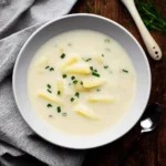 Cremige Spargelsuppe mit Schnittlauch und Baguette