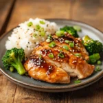 Teriyaki Hähnchen mit glänzender Sauce, serviert mit Reis und Brokkoli