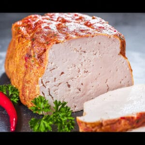 Frisch gebackener Leberkäse mit goldbrauner Kruste in einer Auflaufform