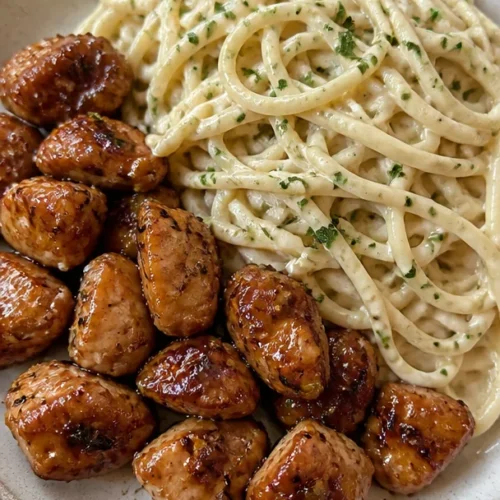 Cremige Spaghetti mit Honig-Knoblauch-Hähnchen auf einem Teller