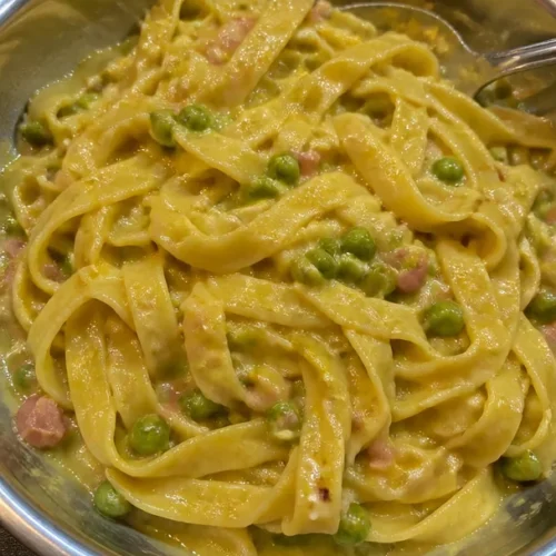 Garnelen-Curry mit Kokosmilch und frischem Spinat auf einem Teller